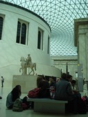 Dans le hall du British Museum