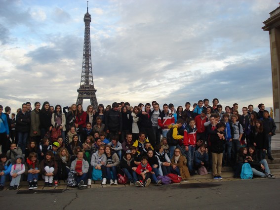 Tous ensemble devant la Tour Eiffel